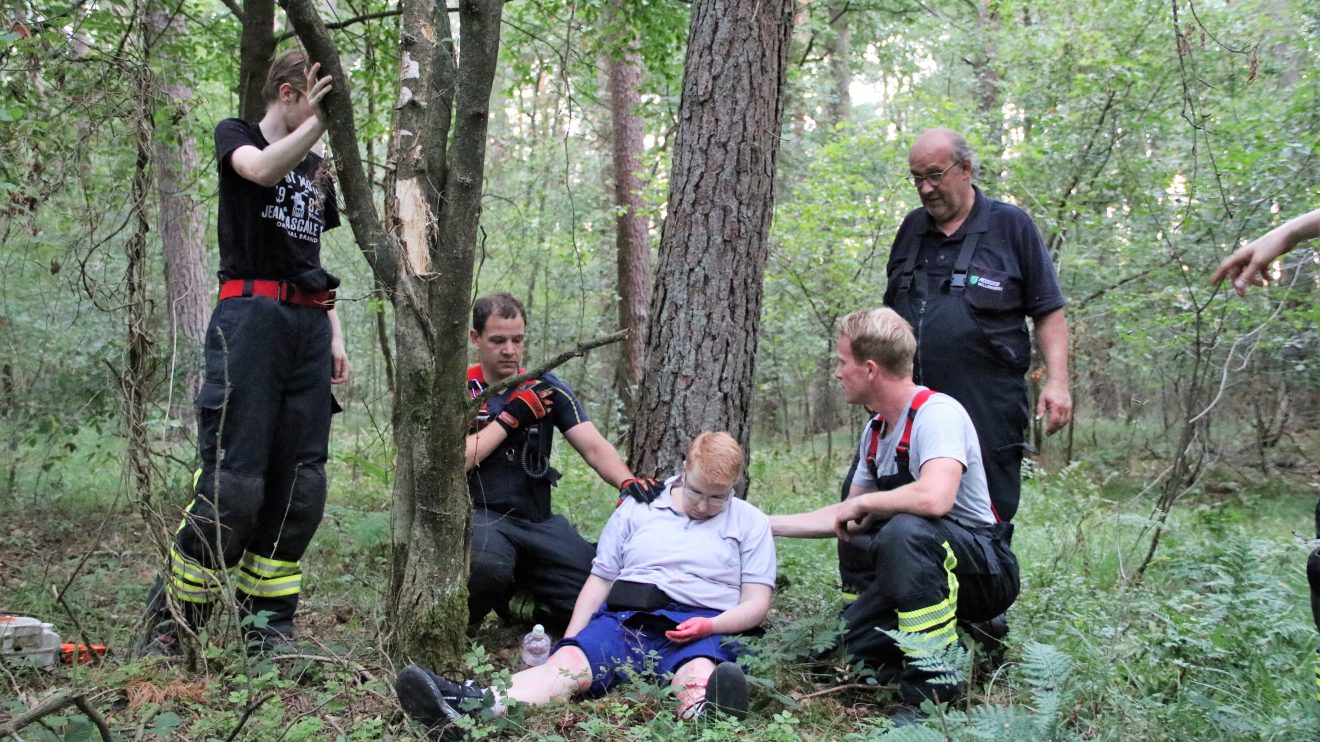 „Feuer nach Explosion in der Hollager Mühle, verletzte und vermisste Personen“ lautete das Einsatzstichwort der gemeinsamen Übung von Feuerwehr, DRK und Rettungshundestaffel am Dienstagabend. Foto: Marc Dallmöller / md-foto.com