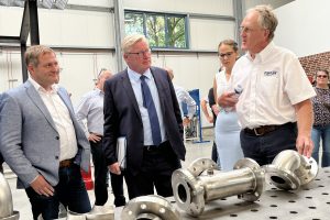 Geschäftsführer Andreas Sandmann erläutert Wirtschaftsminister Dr. Bernd Althusmann und dem Wallenhorster Landtagsabgeordneten Guido Pott das Tätigkeitsfeld der Purplan GmbH. Foto: Hendrik Chmiel