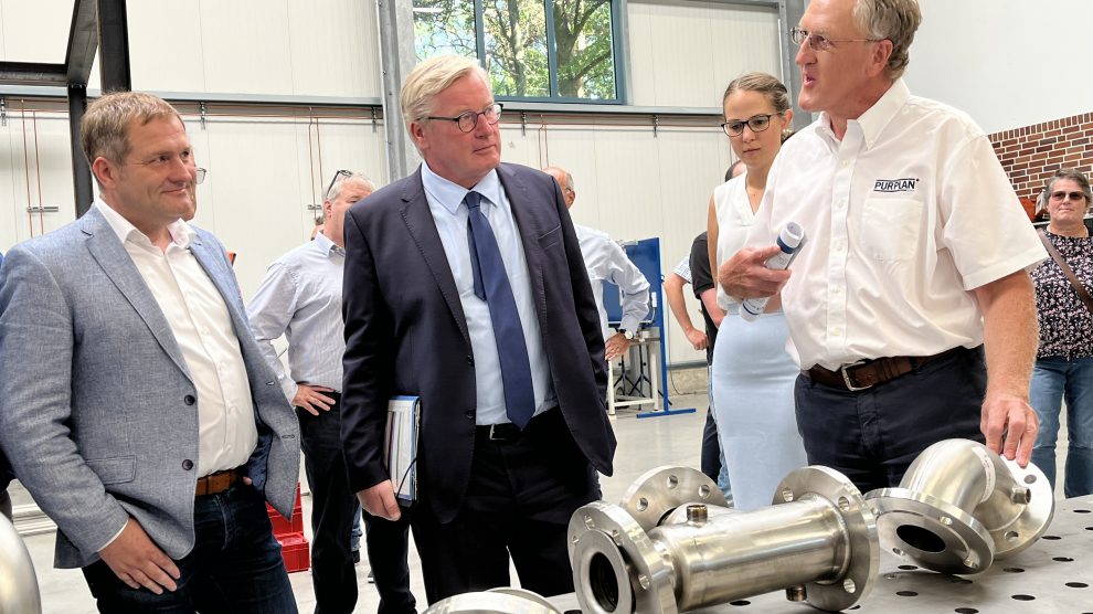 Geschäftsführer Andreas Sandmann erläutert Wirtschaftsminister Dr. Bernd Althusmann und dem Wallenhorster Landtagsabgeordneten Guido Pott das Tätigkeitsfeld der Purplan GmbH. Foto: Hendrik Chmiel