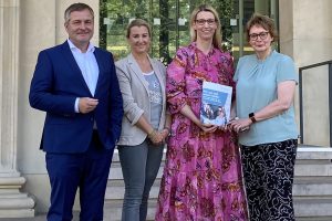 Guido Pott (Landtagsabgeordneter), Annette Temmeyer und Bärbel Börger (wunderbunt e.V.) und Daniela Behrens (Niedersächsische Ministerin für Soziales, Gesundheit und Gleichstellung). Foto: Hendrik Chmiel / Büro Guido Pott