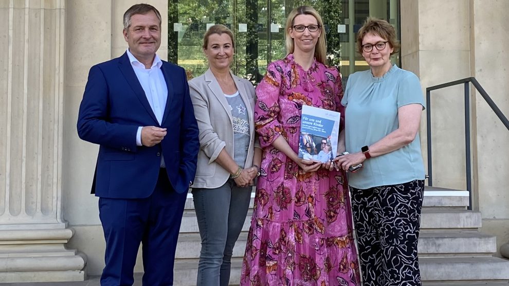 Guido Pott (Landtagsabgeordneter), Annette Temmeyer und Bärbel Börger (wunderbunt e.V.) und Daniela Behrens (Niedersächsische Ministerin für Soziales, Gesundheit und Gleichstellung). Foto: Hendrik Chmiel / Büro Guido Pott