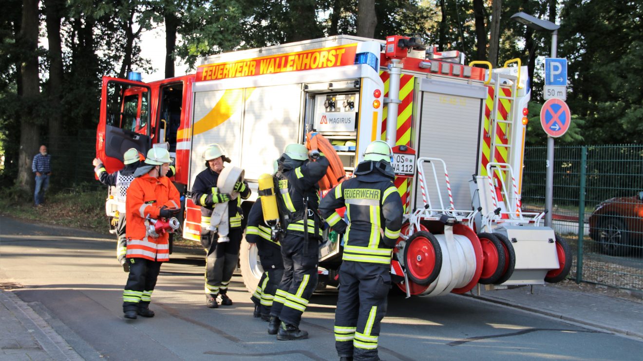 „Feuer nach Explosion in der Hollager Mühle, verletzte und vermisste Personen“ lautete das Einsatzstichwort der gemeinsamen Übung von Feuerwehr, DRK und Rettungshundestaffel am Dienstagabend. Foto: Marc Dallmöller / md-foto.com