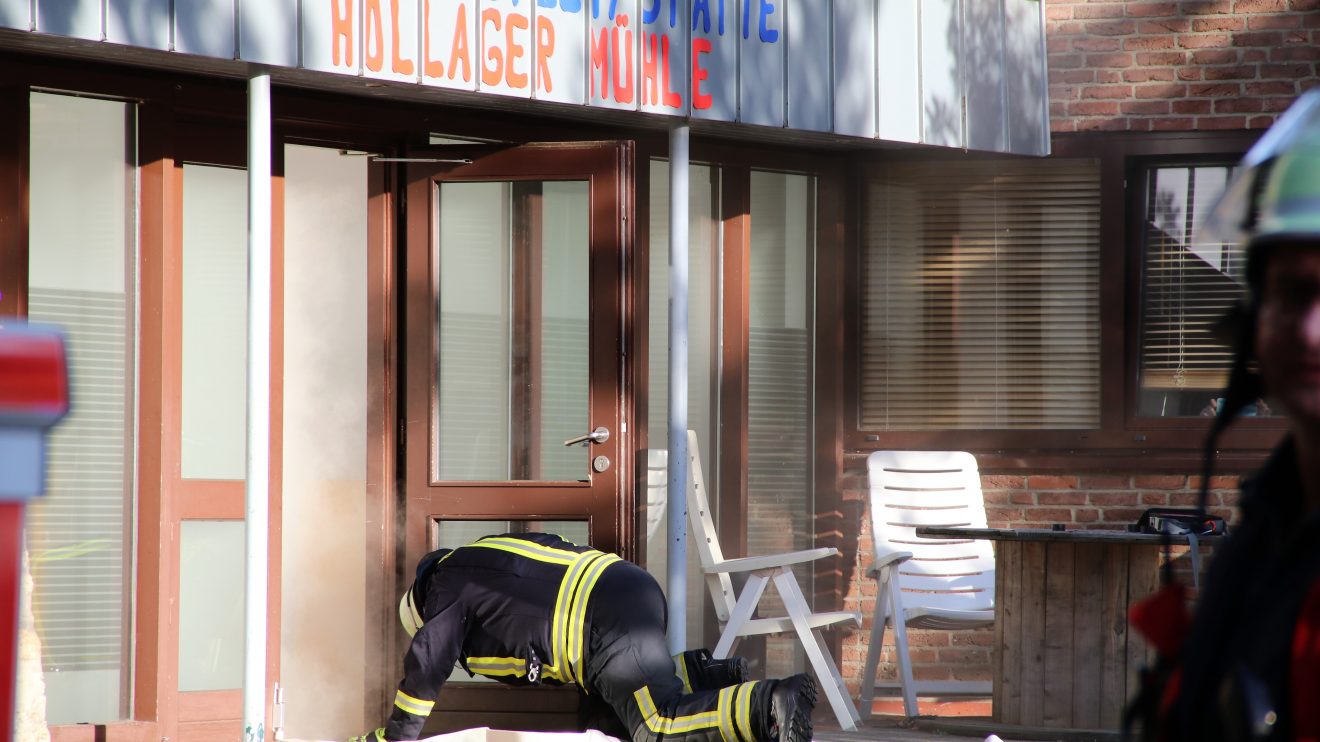 „Feuer nach Explosion in der Hollager Mühle, verletzte und vermisste Personen“ lautete das Einsatzstichwort der gemeinsamen Übung von Feuerwehr, DRK und Rettungshundestaffel am Dienstagabend. Foto: Marc Dallmöller / md-foto.com