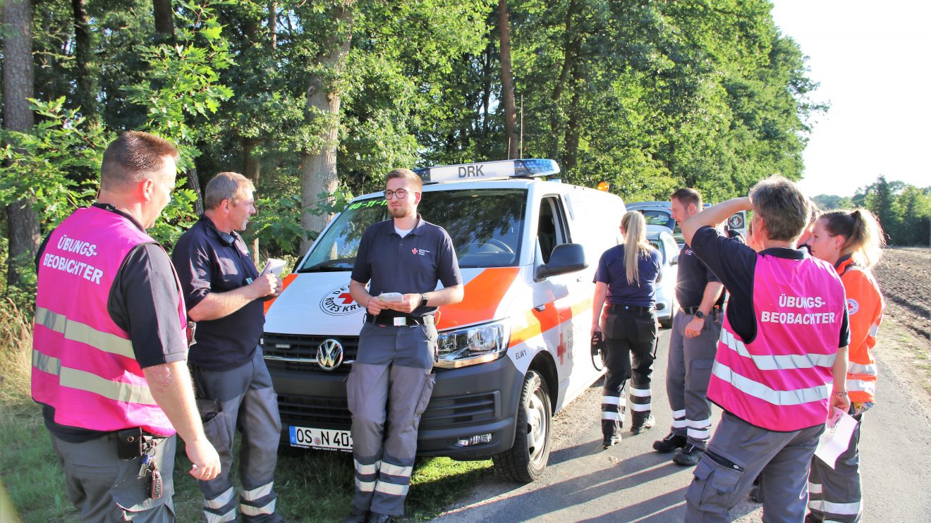 „Feuer nach Explosion in der Hollager Mühle, verletzte und vermisste Personen“ lautete das Einsatzstichwort der gemeinsamen Übung von Feuerwehr, DRK und Rettungshundestaffel am Dienstagabend. Foto: Marc Dallmöller / md-foto.com