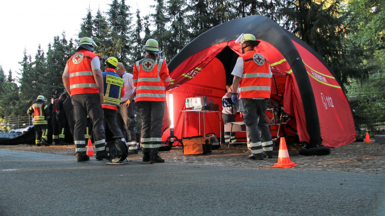 „Feuer nach Explosion in der Hollager Mühle, verletzte und vermisste Personen“ lautete das Einsatzstichwort der gemeinsamen Übung von Feuerwehr, DRK und Rettungshundestaffel am Dienstagabend. Foto: Marc Dallmöller / md-foto.com