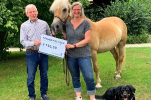 Kürzlich überreichte Herr Hubert Brömlage, von der Johann Bünting Stiftung, einen Scheck in Höhe von 720 Euro an die Vereinsvorsitzende und Reittherapeutin Daniela Kray (Kleine große Glücksmomente) auf dem Reiterhof Bohnenkämper in Wallenhorst. Foto: Förderverein Tiere helfen e.V.