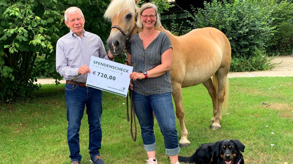 Kürzlich überreichte Herr Hubert Brömlage, von der Johann Bünting Stiftung, einen Scheck in Höhe von 720 Euro an die Vereinsvorsitzende und Reittherapeutin Daniela Kray (Kleine große Glücksmomente) auf dem Reiterhof Bohnenkämper in Wallenhorst. Foto: Förderverein Tiere helfen e.V.