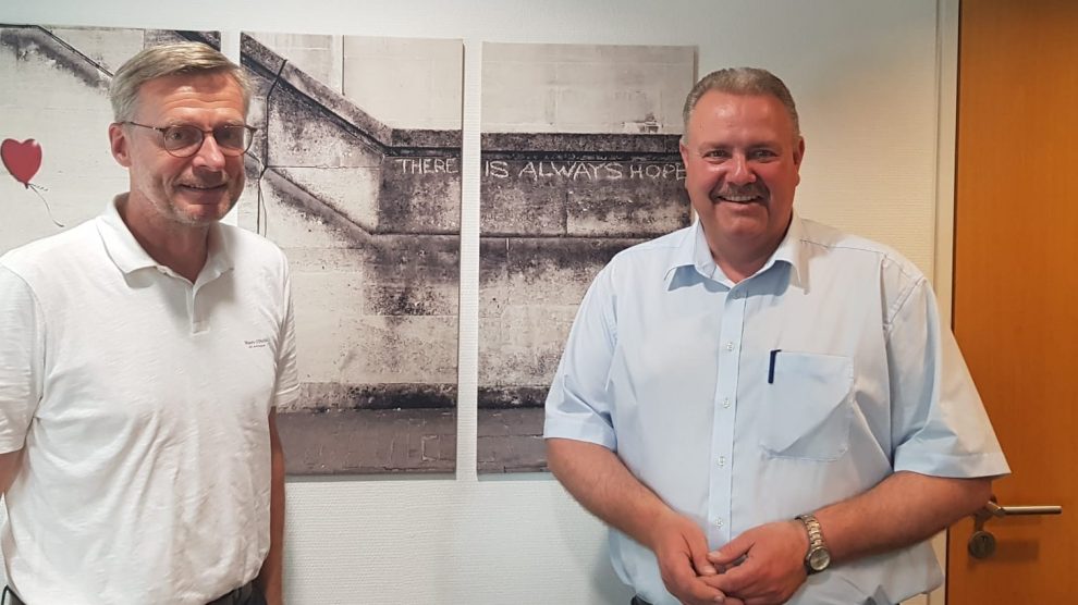 Wallenhorsts Bürgermeister Otto Steinkamp (links) wird von CDU Landtagskandidat Markus Kleinkauertz im Rathaus besucht. Foto: CDU Wallenhorst