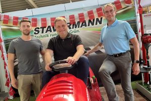 Nahmen auch das vielfältige Sortiment der Firma Stavermann in Augenschein: v.l. Michael Ulrich (Prokurist), Guido Pott (Landtagsabgeordneter) und Stefan Ludwig (geschäftsführender Gesellschafter). Foto: Hendrik Chmiel