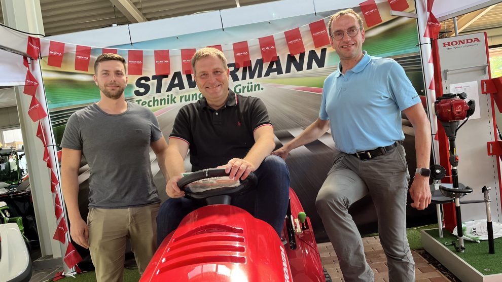 Nahmen auch das vielfältige Sortiment der Firma Stavermann in Augenschein: v.l. Michael Ulrich (Prokurist), Guido Pott (Landtagsabgeordneter) und Stefan Ludwig (geschäftsführender Gesellschafter). Foto: Hendrik Chmiel