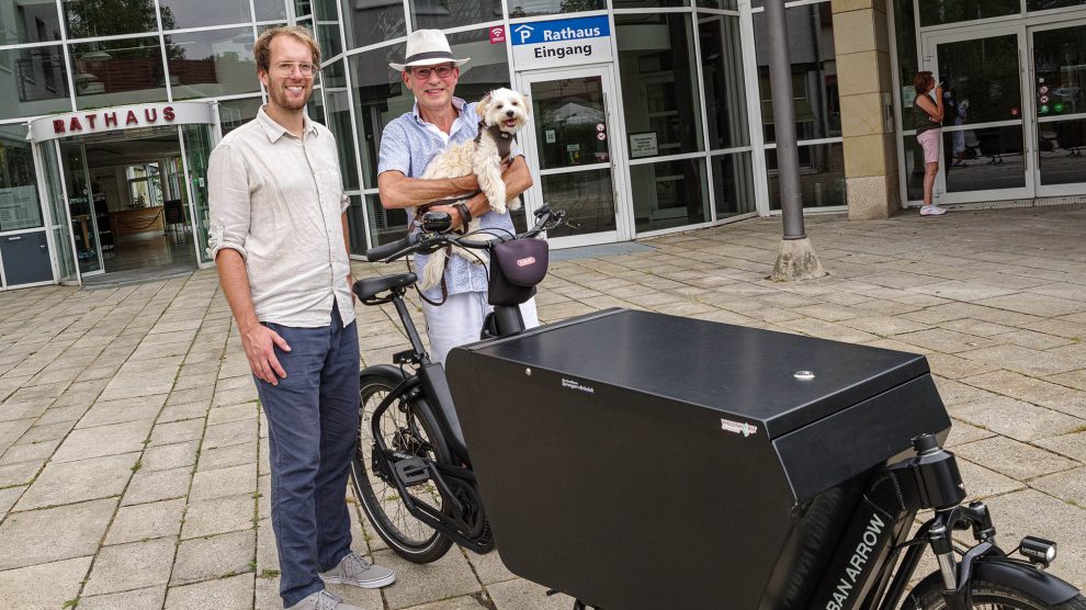 Getestet und für gut befunden: Daniel Wojtek (rechts) hat das Angebot des Wallenhorster Klimaschutzmanagers Stefan Sprenger angenommen und das Lastenrad ausprobiert. Foto: Thomas Remme