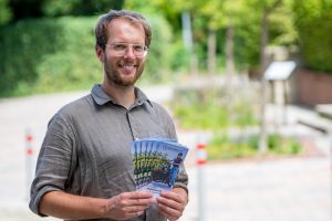 Wallenhorsts Klimaschutzmanager Stefan Sprenger lädt zum Stadtradeln ein. Ein Flyer, der an alle Haushalte verteilt wird und in einigen Geschäften ausliegt, informiert über die Details der Aktion. Foto: André Thöle / Gemeinde Wallenhorst