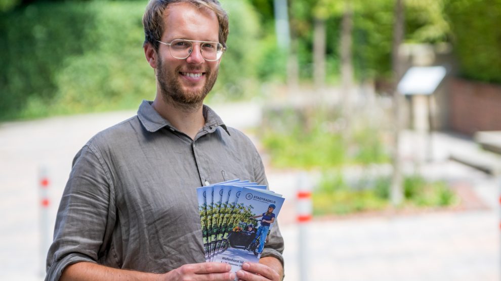 Wallenhorsts Klimaschutzmanager Stefan Sprenger lädt zum Stadtradeln ein. Ein Flyer, der an alle Haushalte verteilt wird und in einigen Geschäften ausliegt, informiert über die Details der Aktion. Foto: André Thöle / Gemeinde Wallenhorst