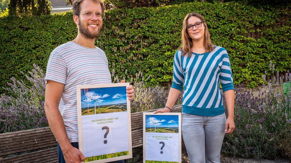 Stefan Sprenger und Isabella Markfort freuen sich auf vielfältige Bewerbungen mit vorbildlichen Umwelt- und Klimaschutzprojekten. Foto: Thomas Remme / Gemeinde Wallenhorst