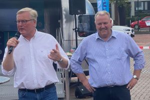 Niedersachsens Wirtschafts- und Verkehrsminister Bernd Althusmann (links) und CDU Landtagskandidat Markus Kleinkauertz in Hollage. Foto: CDU Wallenhorst