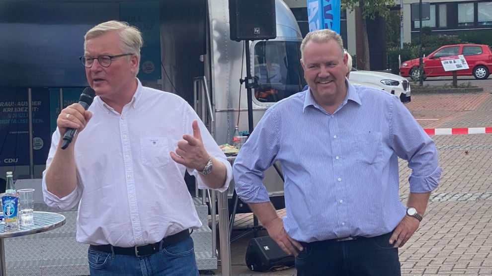 Niedersachsens Wirtschafts- und Verkehrsminister Bernd Althusmann (links) und CDU Landtagskandidat Markus Kleinkauertz in Hollage. Foto: CDU Wallenhorst