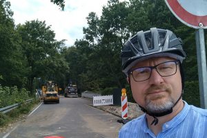 Markus Steinkamp vor der Baustelle für den neuen Radweg an der Klosterstraße. Foto: FDP Wallenhorst