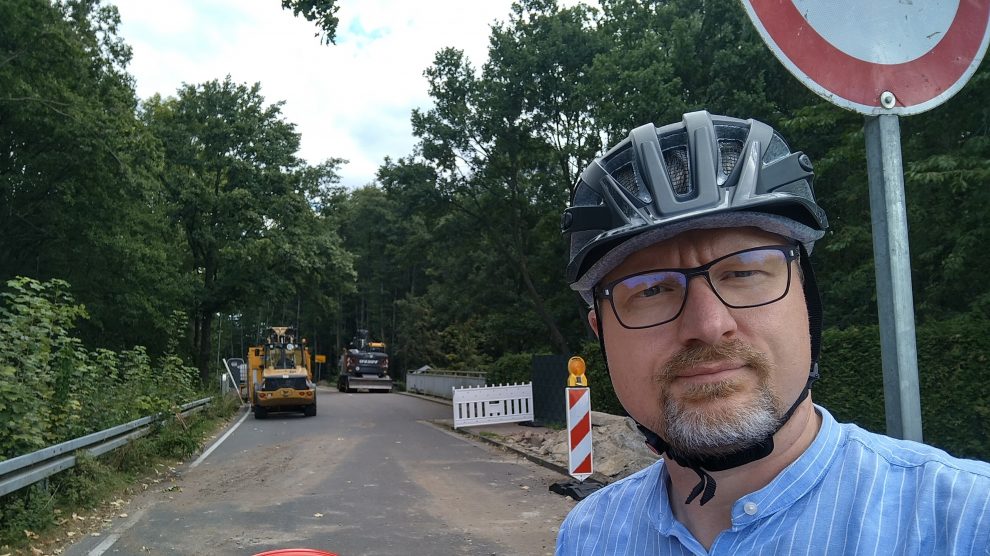Markus Steinkamp vor der Baustelle für den neuen Radweg an der Klosterstraße. Foto: FDP Wallenhorst