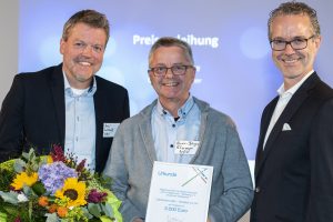 Stellvertretend für den Marketingverein „Wir für Wallenhorst“ nahmen René Sutthoff und Hans-Jürgen Klumpe den Preis aus den Händen von Staatssekretär Dr. Berend Lindner entgegen. Foto: Hans-Jürgen Wege tonwert21.de für IHK Lüneburg