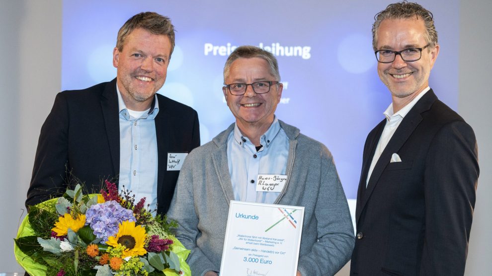 Stellvertretend für den Marketingverein „Wir für Wallenhorst“ nahmen René Sutthoff und Hans-Jürgen Klumpe den Preis aus den Händen von Staatssekretär Dr. Berend Lindner entgegen. Foto: Hans-Jürgen Wege tonwert21.de für IHK Lüneburg