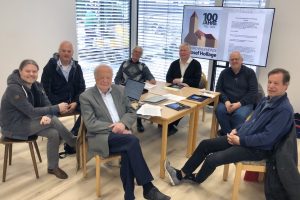 Arbeitskreis zur Erstellung der Chronik - v.l.: Volker Holtmeyer, Franz-Josef Landwehr, Josef Pott, Franz-Joseph Hawighorst, Pastor Dr. Heinrich Bernhard Kraienhorst, Hubert Wächter, Heinz Tegeler. Foto: Volker Holtmeyer