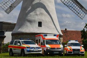 Fahrzeuge des DRK Ortsvereins in Wallenhorst vor der Lechtinger Mühle. Foto: DRK Wallenhort