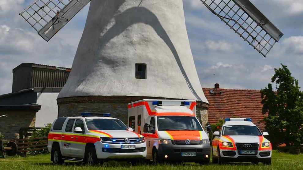 Fahrzeuge des DRK Ortsvereins in Wallenhorst vor der Lechtinger Mühle. Foto: DRK Wallenhort