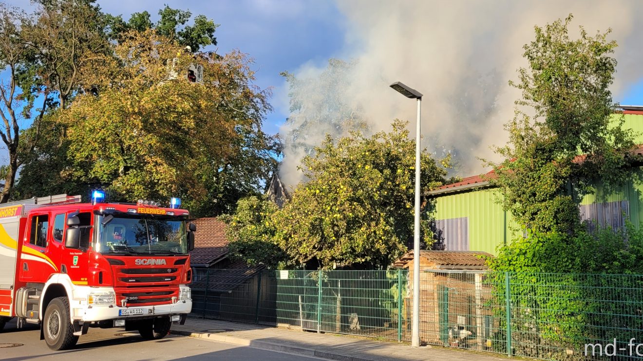 Die Feuerwehren aus Wallenhorst und Rulle löschen die brennende Scheune im Zentrum von Wallenhorst. Foto: Marc Dallmöller / md-foto.com