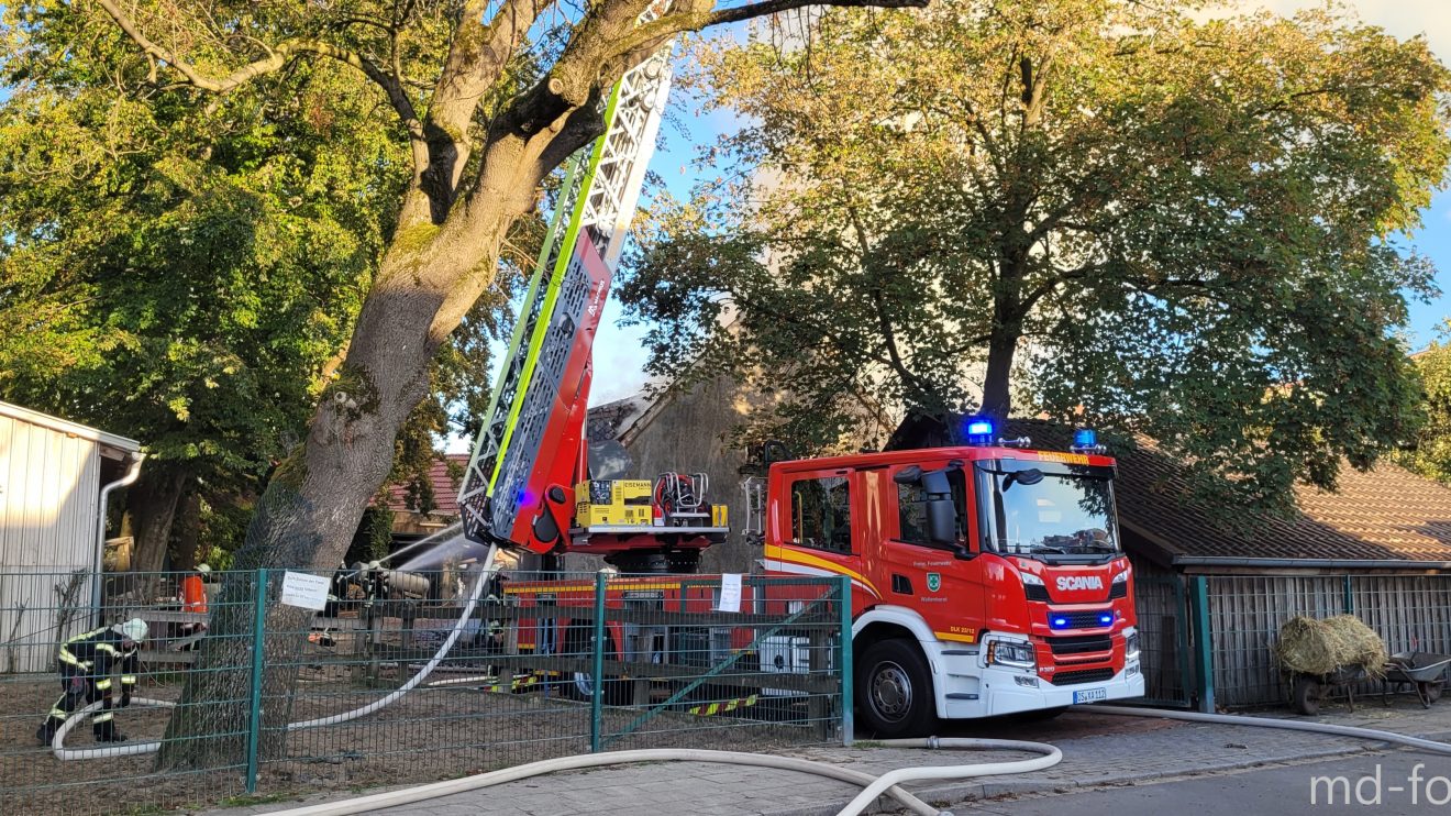 Die Feuerwehren aus Wallenhorst und Rulle löschen die brennende Scheune im Zentrum von Wallenhorst. Foto: Marc Dallmöller / md-foto.com