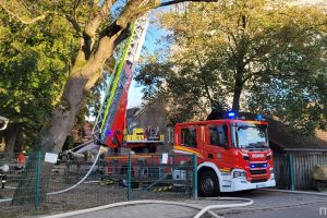 Die Feuerwehren aus Wallenhorst und Rulle löschen die brennende Scheune im Zentrum von Wallenhorst. Foto: Marc Dallmöller / md-foto.com