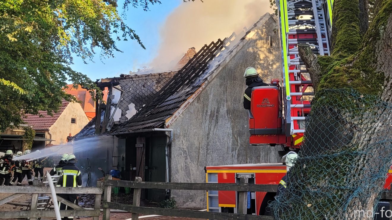 Die Feuerwehren aus Wallenhorst und Rulle löschen die brennende Scheune im Zentrum von Wallenhorst. Foto: Marc Dallmöller / md-foto.com