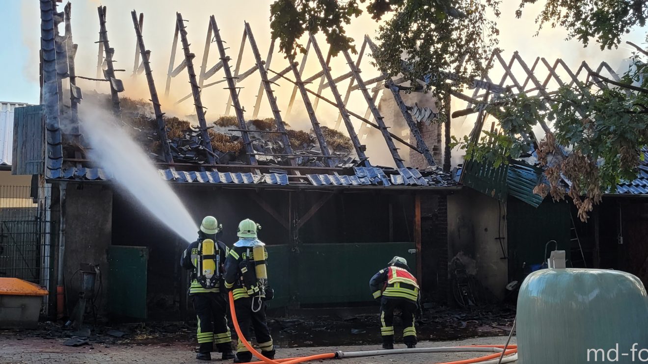 Die Feuerwehren aus Wallenhorst und Rulle löschen die brennende Scheune im Zentrum von Wallenhorst. Foto: Marc Dallmöller / md-foto.com