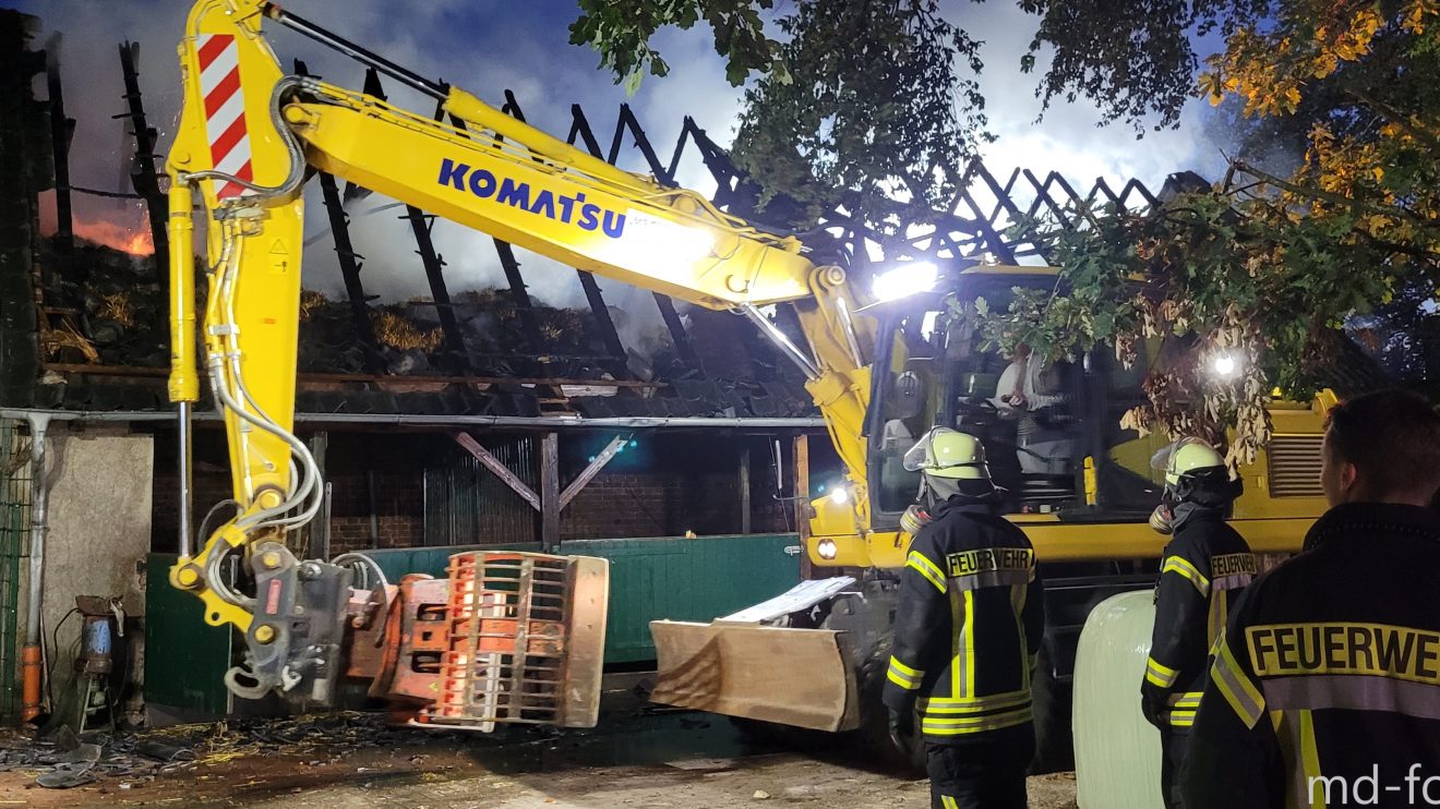 Die Feuerwehren aus Wallenhorst und Rulle löschen die brennende Scheune im Zentrum von Wallenhorst. Foto: Marc Dallmöller / md-foto.com