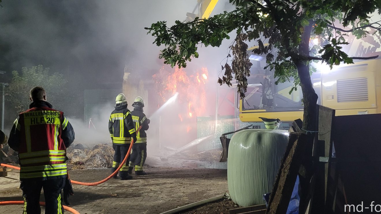 Die Feuerwehren aus Wallenhorst und Rulle löschen die brennende Scheune im Zentrum von Wallenhorst. Foto: Marc Dallmöller / md-foto.com