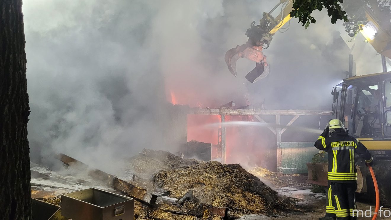 Die Feuerwehren aus Wallenhorst und Rulle löschen die brennende Scheune im Zentrum von Wallenhorst. Foto: Marc Dallmöller / md-foto.com