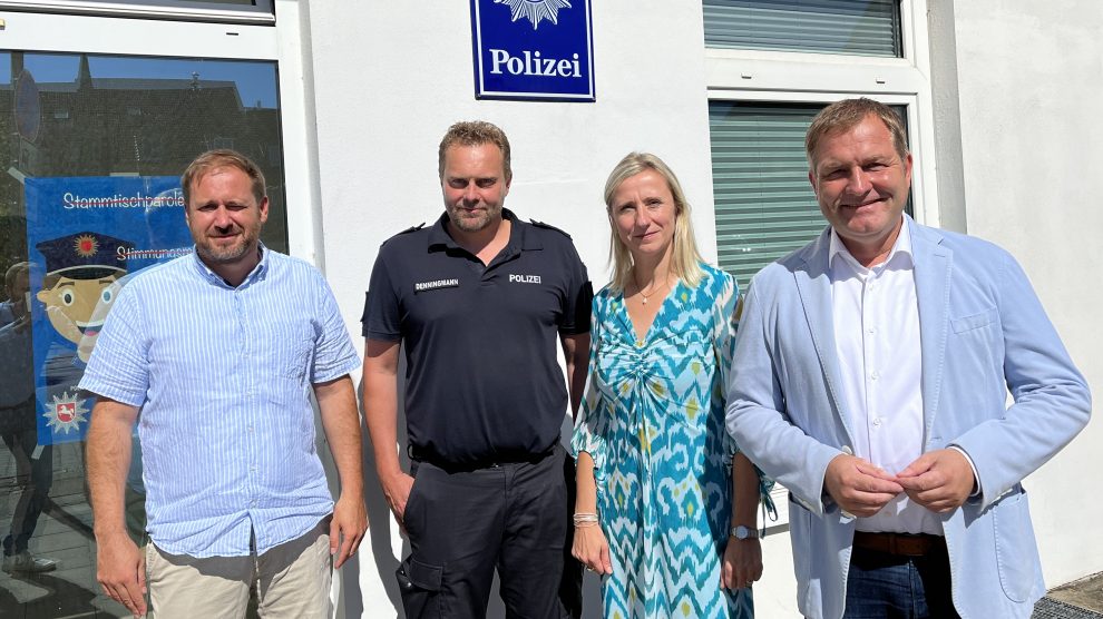 Christian Netsch (Leiter Polizeistation Wallenhorst), Jens Denningmann (kommissarischer Stationsleiter), Natalia de Vries (Leiterin des Polizeikommissariats Bramsche) und Guido Pott (Landtagsabgeordneter). Foto: Hendrik Chmiel