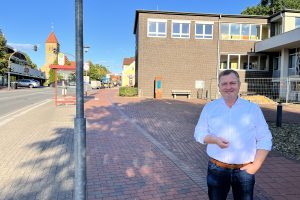 Der Wallenhorster SPD-Landtagsabgeordnete Guido Pott vor der Erich-Kästner-Schule in Hollage. Foto: Hendrik Chmiel (Büro Guido Pott)