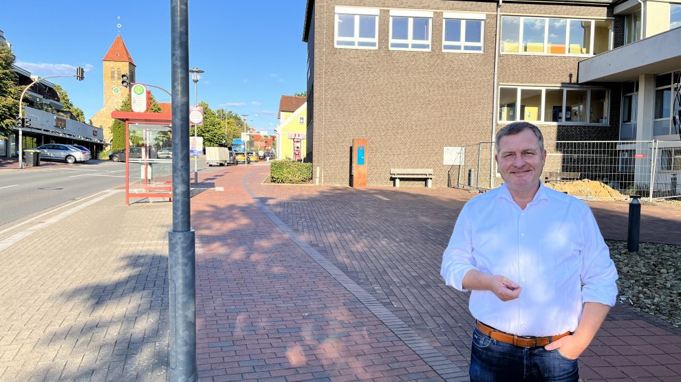 Der Wallenhorster SPD-Landtagsabgeordnete Guido Pott vor der Erich-Kästner-Schule in Hollage. Foto: Hendrik Chmiel (Büro Guido Pott)