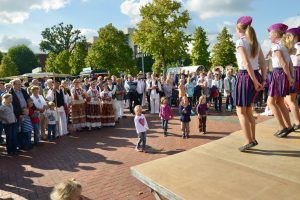 Die Kolping-Tanzgruppen zeigen ihr Können auf dem Pfarrfest in Hollage. Foto: Kurt Flegel