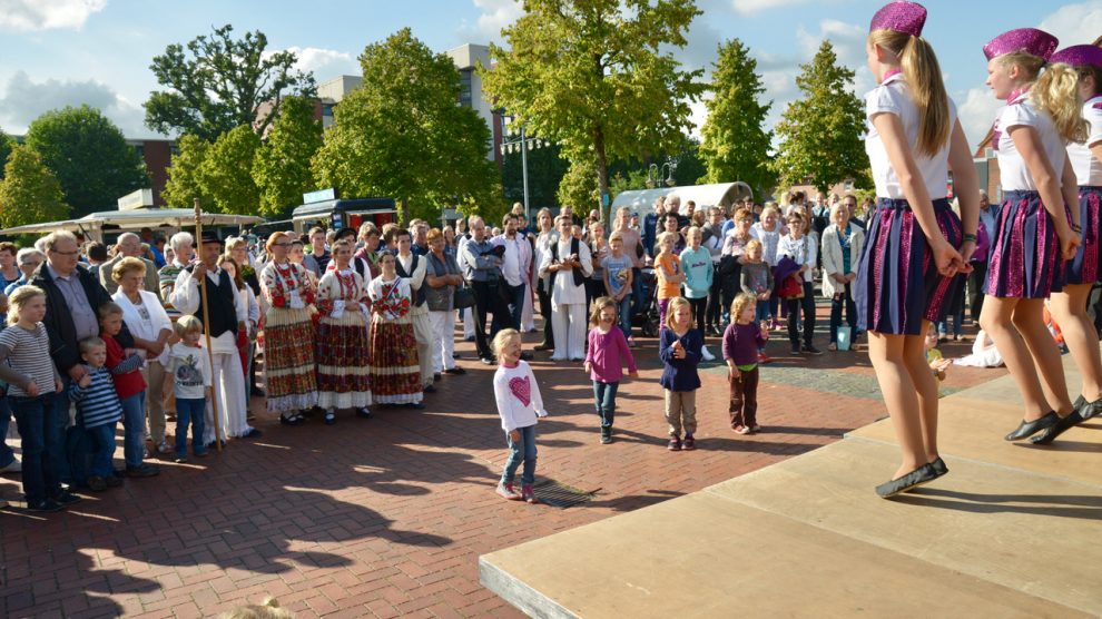 Die Kolping-Tanzgruppen zeigen ihr Können auf dem Pfarrfest in Hollage. Foto: Kurt Flegel