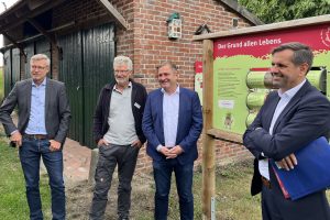 Bürgermeister Otto Steinkamp, TERRA.vita-Geschäftsführer Hartmut Escher, der Landtagsabgeordnete Guido Pott und Umweltminister Olaf Lies. Foto: Hendrik Chmiel (Büro Guido Pott)