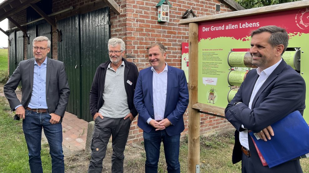 Bürgermeister Otto Steinkamp, TERRA.vita-Geschäftsführer Hartmut Escher, der Landtagsabgeordnete Guido Pott und Umweltminister Olaf Lies. Foto: Hendrik Chmiel (Büro Guido Pott)