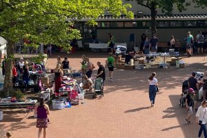 Erfolgreicher Flohmarkt an der Thomas-Morus-Schule zugunsten ukrainischer Flüchtlinge und dem Verein „Der kleine Nazareno“. Foto: Thomas-Morus-Schule