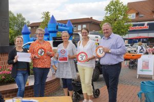 Eltern der Erich-Kästner-Schule sowie CDU Landtagskandidat Markus Kleinkauertz bei einer Wahlkampfveranstaltung in Hollage. Foto: CDU Wallenhorst