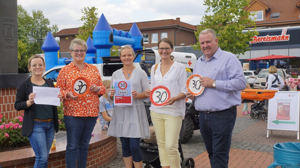 Eltern der Erich-Kästner-Schule sowie CDU Landtagskandidat Markus Kleinkauertz bei einer Wahlkampfveranstaltung in Hollage. Foto: CDU Wallenhorst