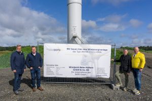 Bürgermeister Otto Steinkamp, Guido Pott, Martin Kock und DEPO-Gesellschafter Dr. Arndt Schumacher (von links) besichtigen die Windenergieanlage. Foto: Florian Lüttkemöller