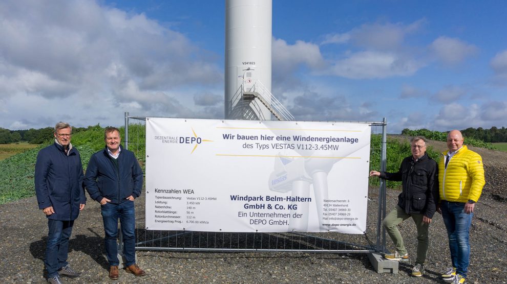 Bürgermeister Otto Steinkamp, Guido Pott, Martin Kock und DEPO-Gesellschafter Dr. Arndt Schumacher (von links) besichtigen die Windenergieanlage. Foto: Florian Lüttkemöller