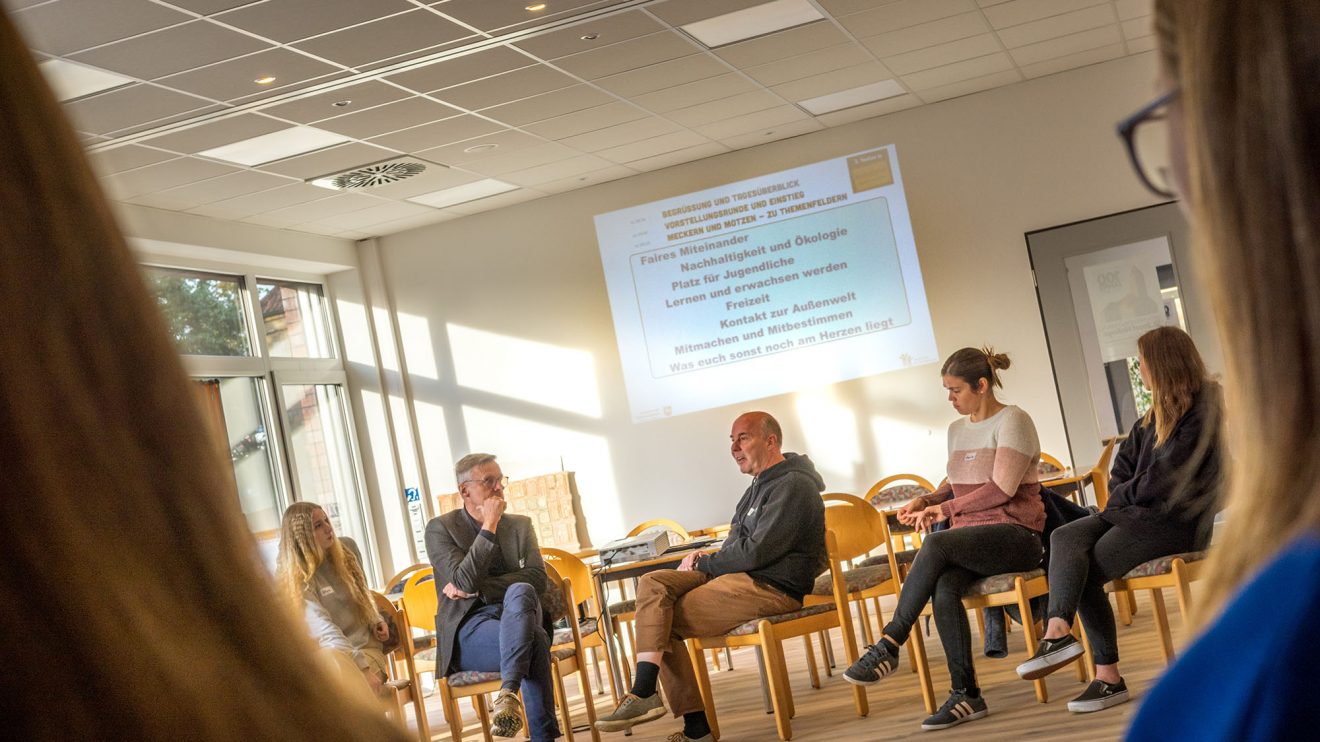 Bürgermeister Otto Steinkamp hört gemeinsam mit den Jugendlichen aufmerksam zu, als Uwe Helmes (Mitte) das Tagesprogramm erläutert. Foto: André Thöle / Gemeinde Wallenhorst