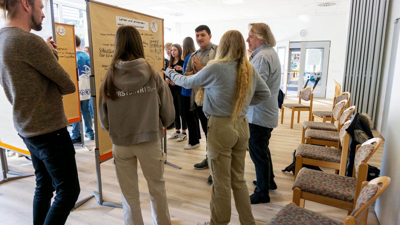 Die Jugendlichen sammeln mithilfe von Stellwänden Gedanken und Ideen zu verschiedenen Themenbereichen. Foto: André Thöle / Gemeinde Wallenhorst