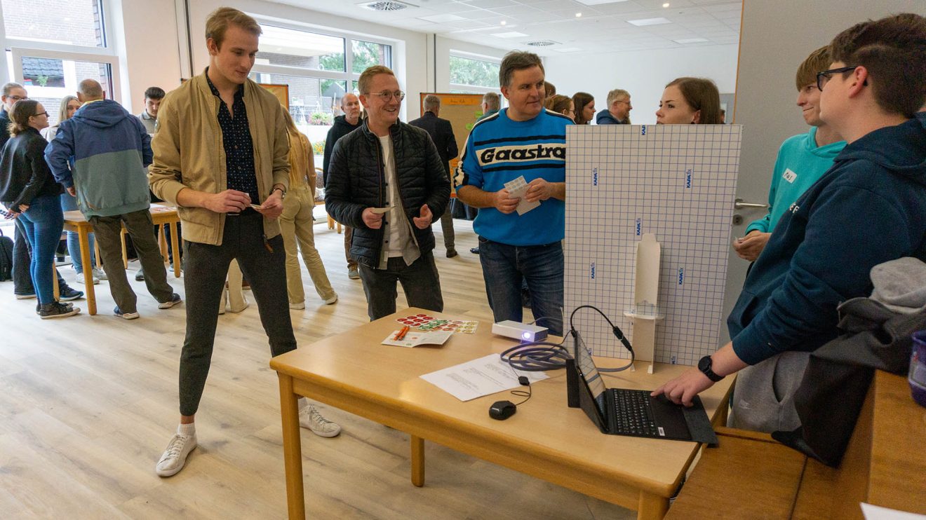 Mitglieder des Gemeinderates, Eltern und weitere Gäste informieren sich über die Ergebnisse der Jugendkonferenz. Foto: André Thöle / Gemeinde Wallenhorst